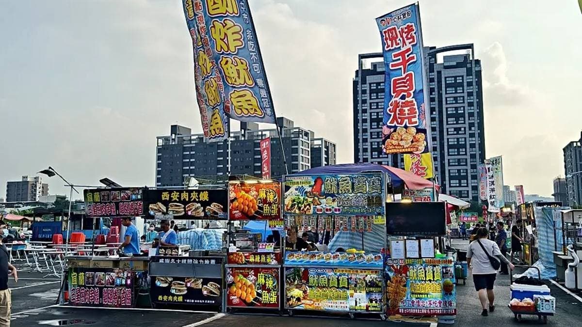 夜市攤位以美食小吃為大宗。（圖片提供：Darren蘋果樹旅遊玩樂誌）