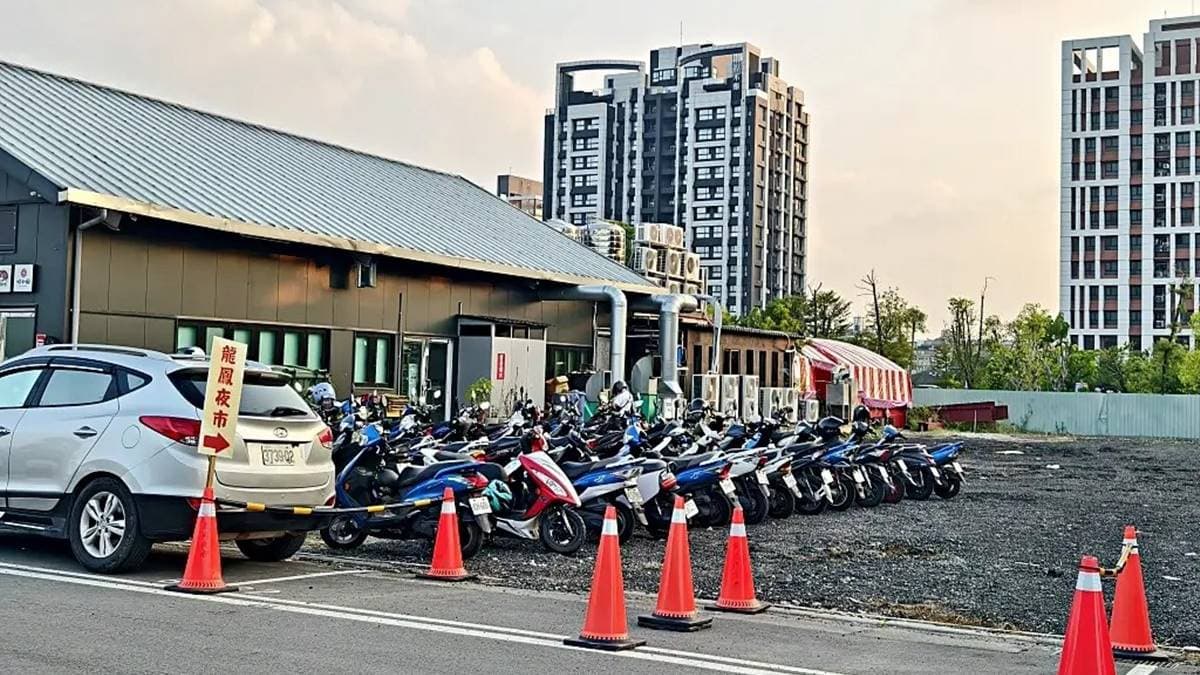 夜市設有停車場，就在鄰近的「昭和園日式燒肉」後方。（圖片提供：Darren蘋果樹旅遊玩樂誌）