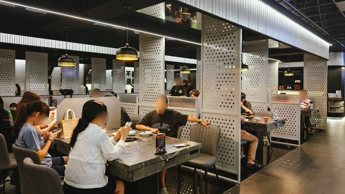 店內裝潢走的是工業風，座位配置很適合聚餐。（圖片來源：美食好芃友）