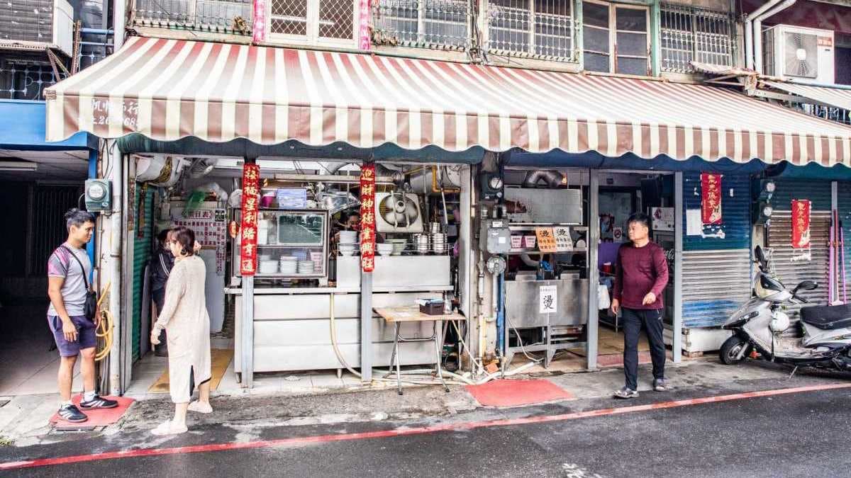 店面外觀樸實無華，美味名氣卻不小，吸引不少外地旅客專程前往。（圖片來源：大手牽小手。玩樂趣）