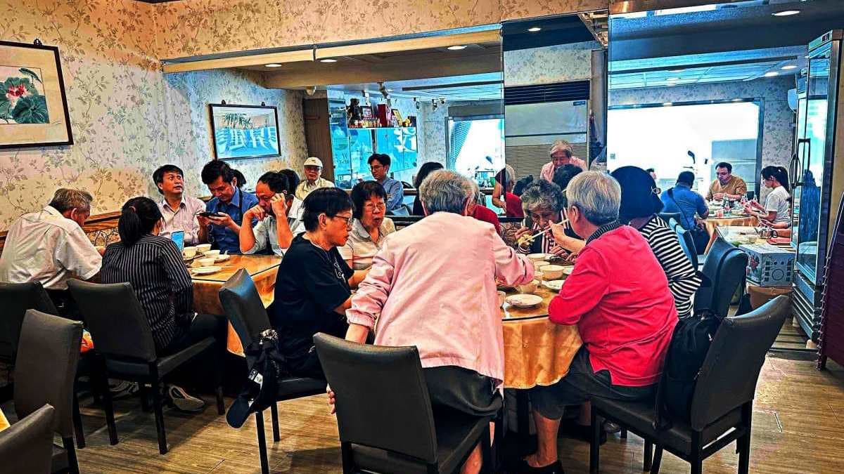 每到用餐時段店內都座無虛席，建議提前訂位以免撲空。（圖片提供：大手牽小手。玩樂趣）