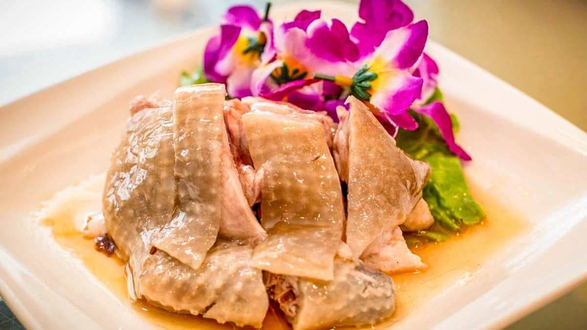 招牌菜推薦「客家鹽焗雞」，肉質軟嫩，滋味也相當鮮美。（圖片提供：大手牽小手。玩樂趣）