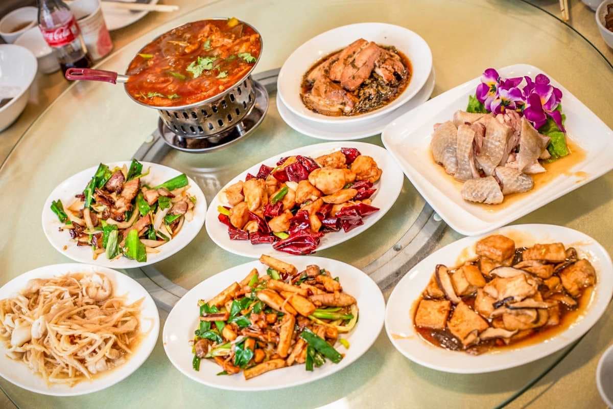 老饕激推台北高CP值客家菜！招牌鹽焗雞Ｑ嫩鮮美，客家小炒、梅干扣肉都必點