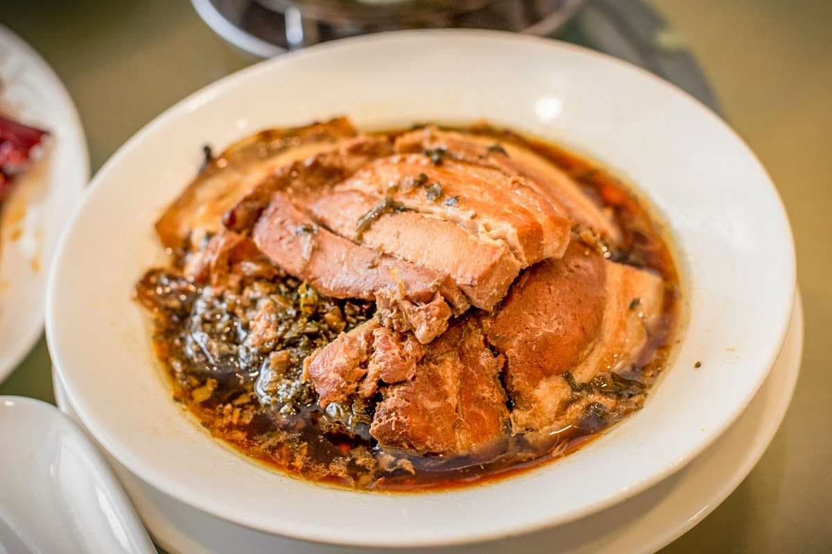 老饕激推台北高CP值客家菜！招牌鹽焗雞Ｑ嫩鮮美，客家小炒、梅干扣肉都必點