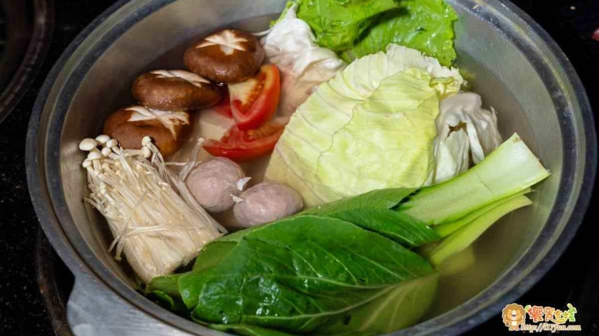 用餐主打燒肉＋火鍋火烤兩吃無限吃到飽。（圖片來源：饗食客棧。淘氣猴VS肥獅子的旅食天堂）