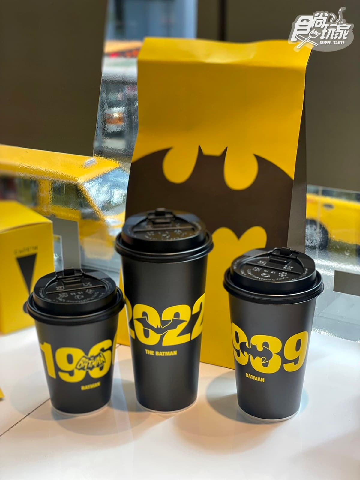 開心果霜淇淋49元搶吃!CAFE!Nx蝙蝠俠黑色餐點帥翻,漂浮咖啡、黑色可頌登場 開心果霜淇淋49元搶吃!CAFE!Nx蝙蝠俠黑色餐點帥翻,漂浮咖啡、黑色可頌登場