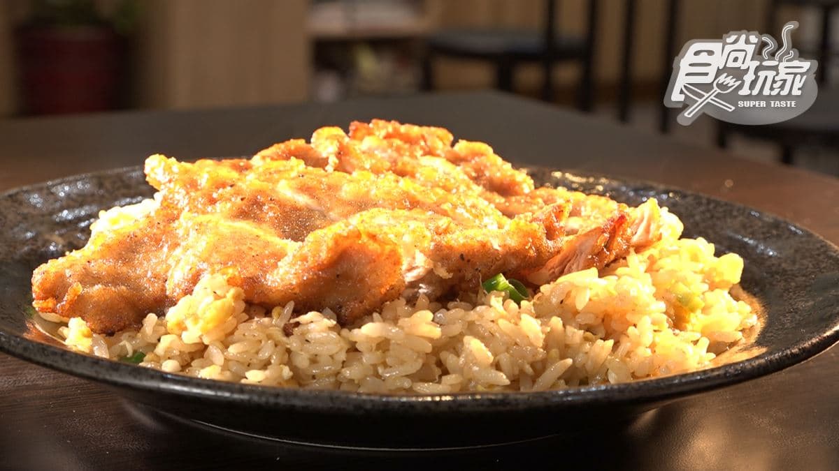 「蔡氏排骨炒飯」口感粒粒分明，鍋氣十足。