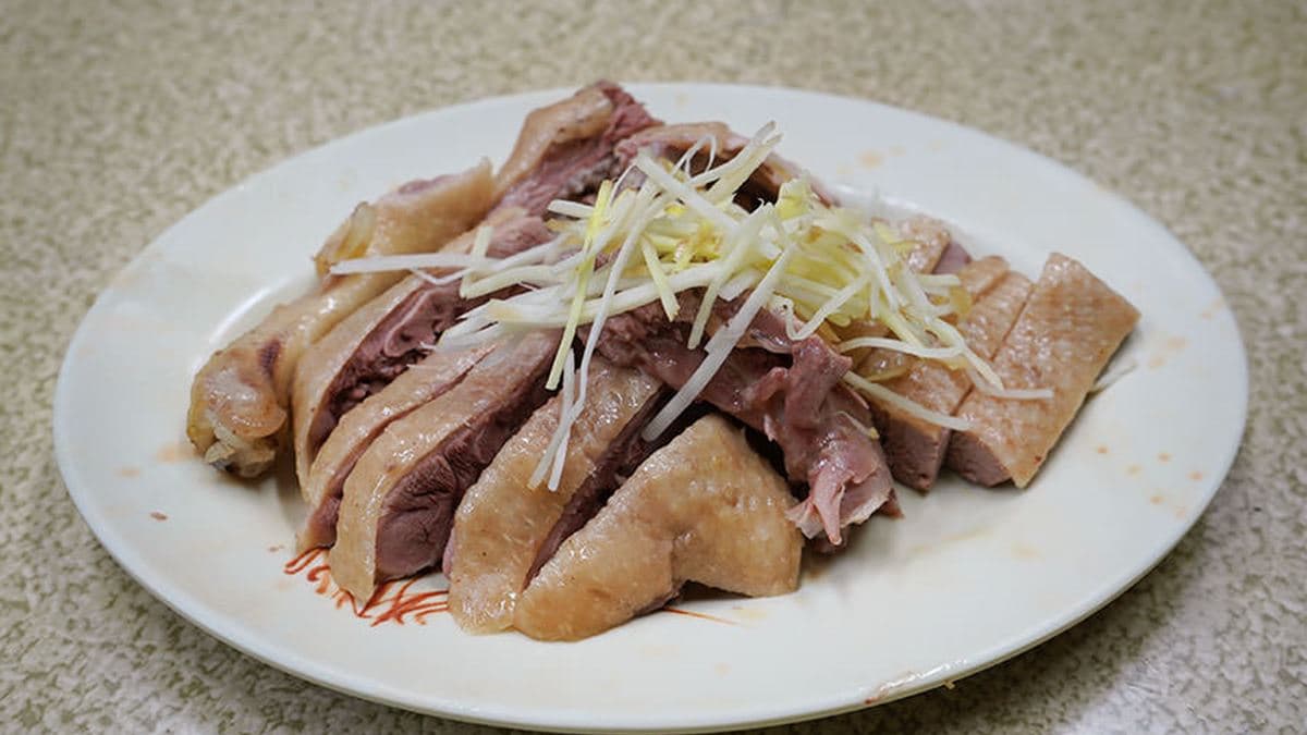 鴨肉油油亮亮的外皮讓人食指大動。（圖片來源：披著虎皮的貓）
