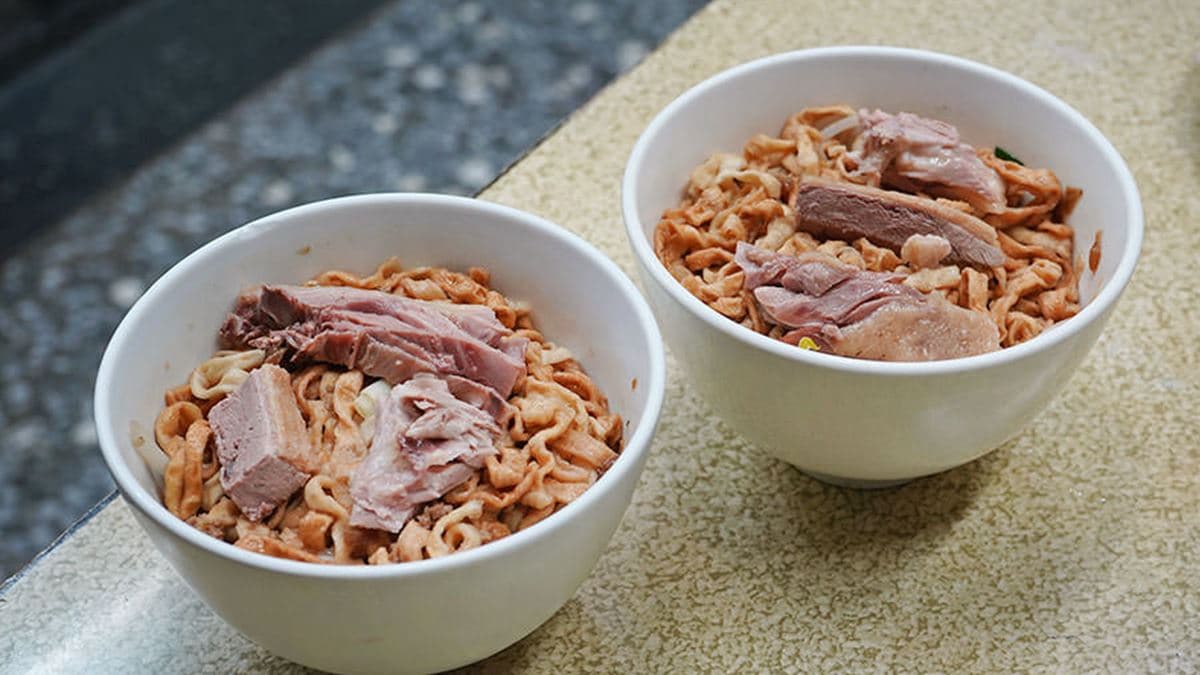 麵體是極少見的寬版意麵。（圖片來源：披著虎皮的貓）