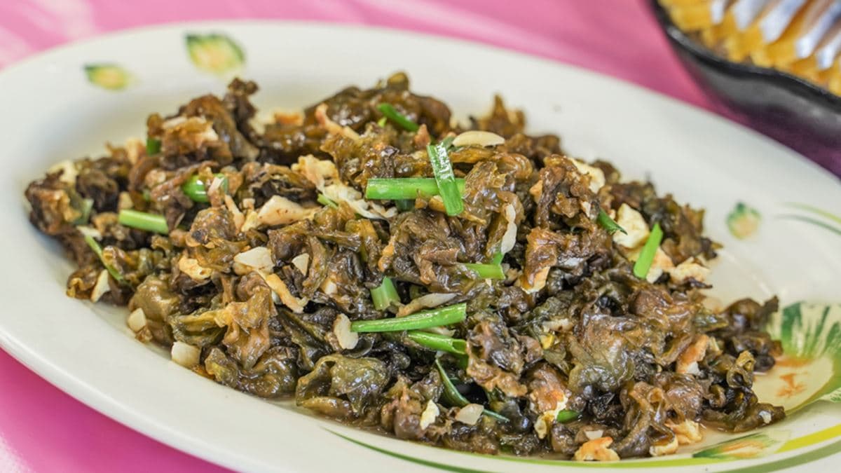 「雨來菇炒蛋」使用蛋下去拌炒，很爽口。（圖片來源：跟著尼力吃喝玩樂）