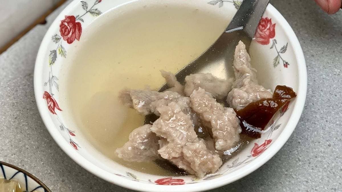 肉羹吃起來很紮實，湯頭也很順口。（圖片來源：跟著Donna一起吃喝玩樂）