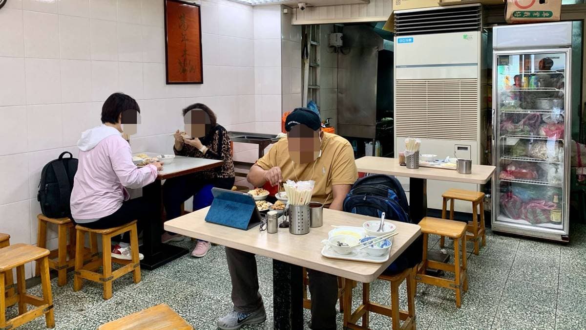 店家的用餐環境不只乾淨也很明亮。（圖片來源：跟著Donna一起吃喝玩樂）