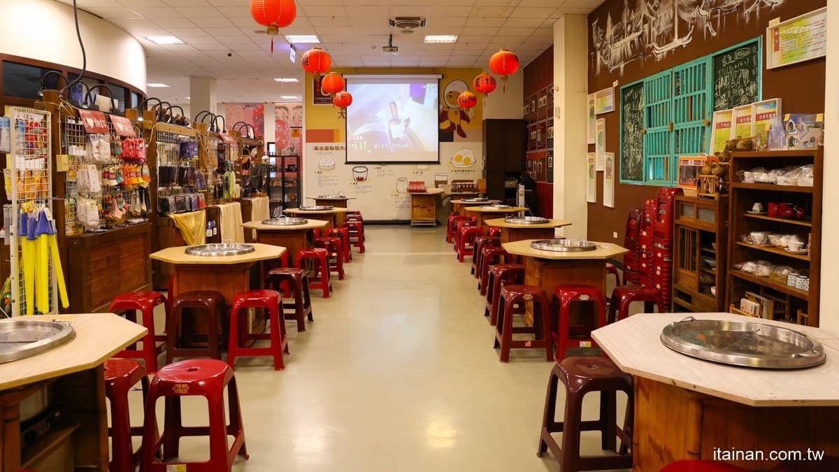 復古場景區擺設各式老玩意兒、童玩可以拍照。（圖片來源：台南好Food遊）