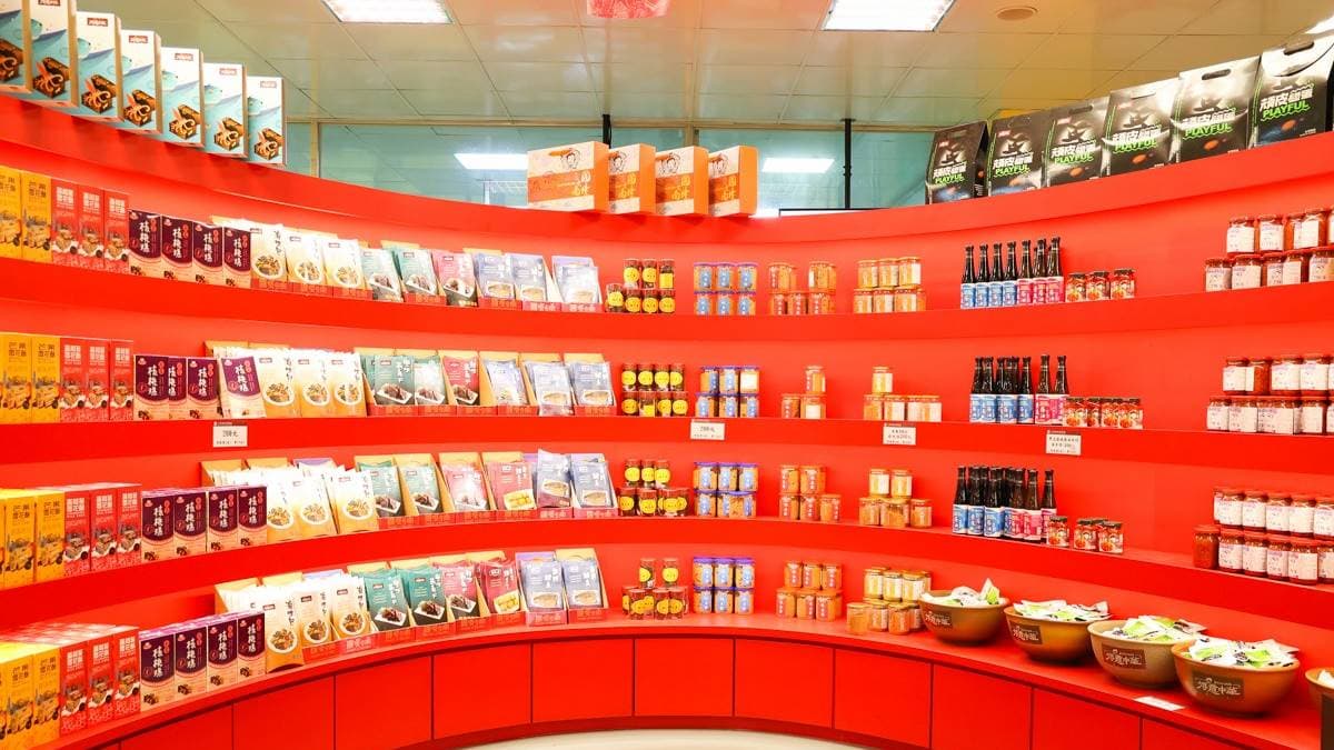 離開前一定要逛逛１樓的商品展售區，這裡有各式滷味可以免費試吃！（圖片來源：台南好Food遊）