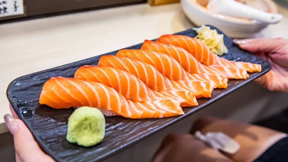 「生鮭魚握壽司」幾乎每桌必點，豐富油脂會在嘴裡飄香超滿足。（圖片來源：大手牽小手。玩樂趣）