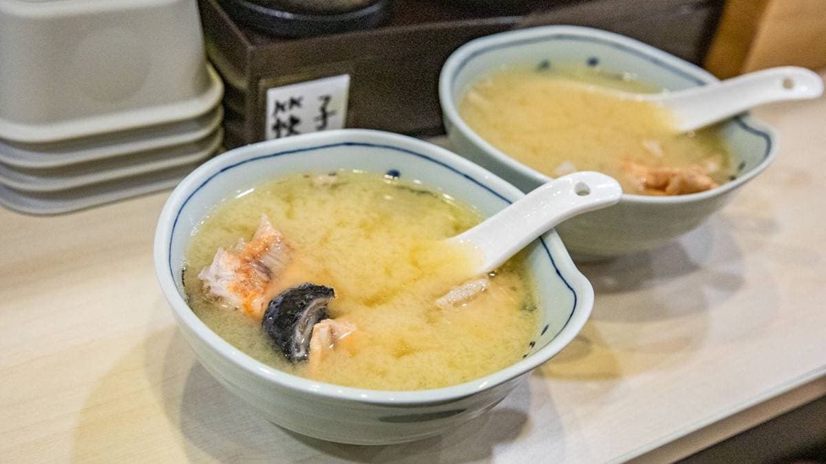 點丼飯、握壽司都會送１碗滿滿魚肉的味噌湯，純味噌湯底可以續碗。（圖片來源：大手牽小手。玩樂趣）