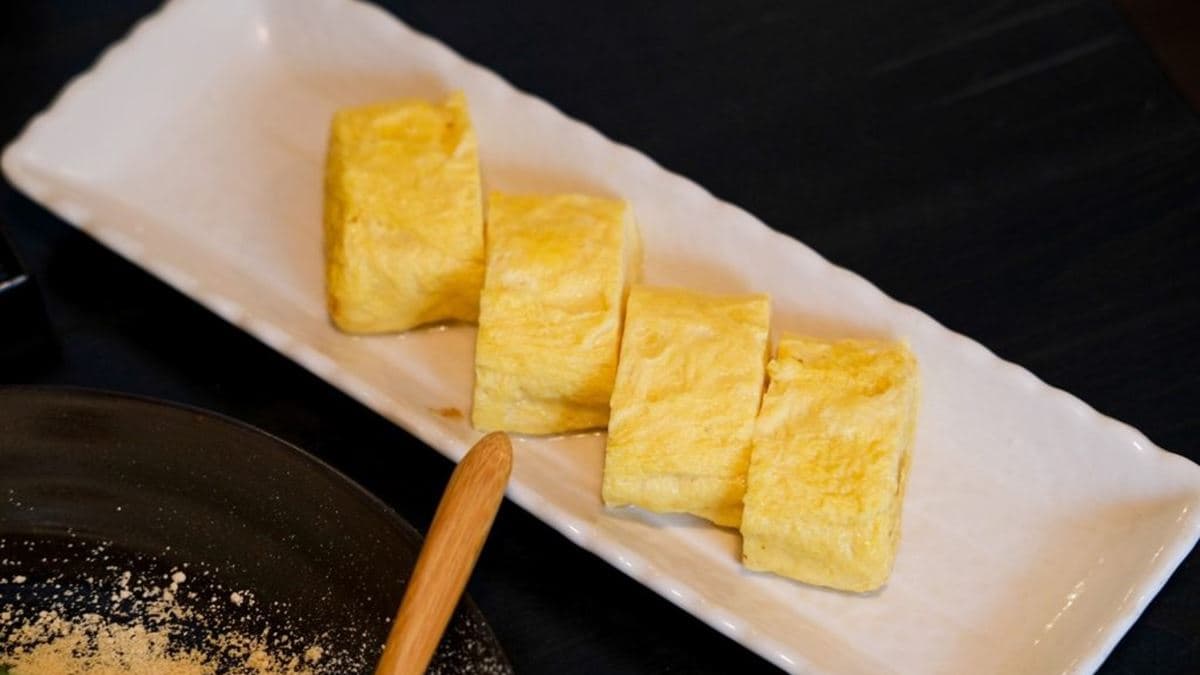 「高湯燒」吃起來的甜度比玉子燒低。（圖片來源：肉依小姐吃什麼）