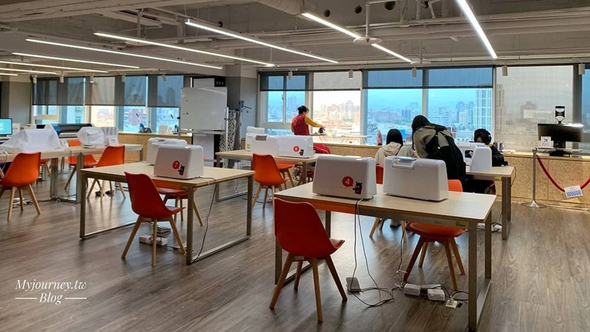 「創意手作坊」除了縫紉用具，還有徽章製作及熱轉印機等設備。（圖片來源：可大王愛旅行）