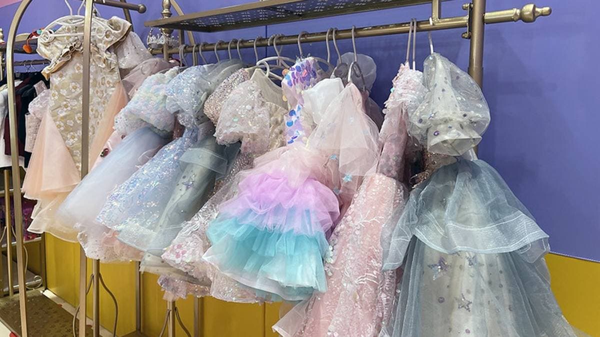 「公主換裝區」有多種夢幻禮服，還有化妝台可以盛裝打扮。（圖片提供：TISS玩味食尚）