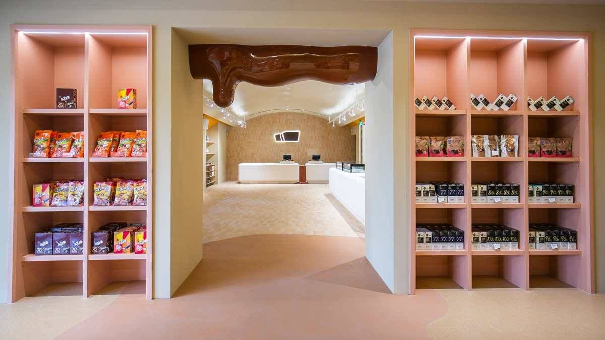 １樓的伴手禮販賣部，展示許多宏亞食品旗下產品、特色文創小物。（圖片提供：宏亞食品）