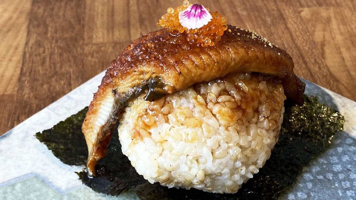 蒲燒鰻上點綴飛魚卵，每一口都大大滿足！（圖片來源：JUN 享樂誌｜HEDONIST JUN）
