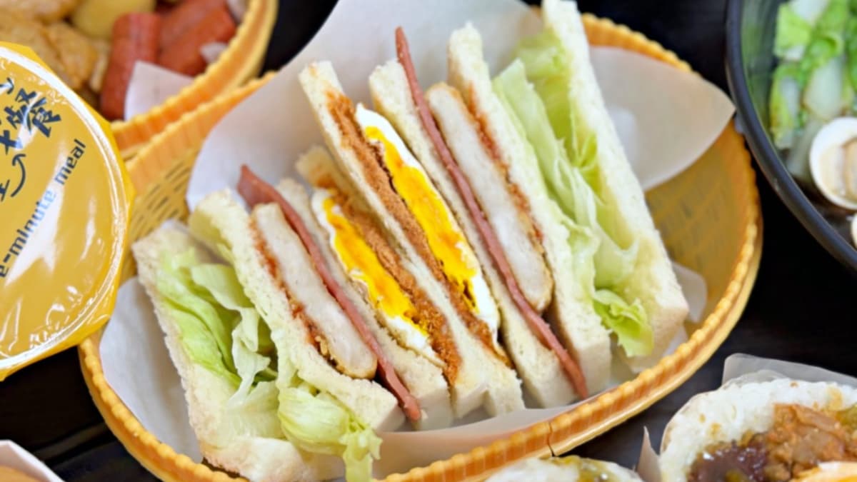 「麥酥香雞」夾入酥脆的麥香雞、荷包蛋、火腿和生菜，口感豐富。（圖片來源：愛麗絲的吃不停人生）