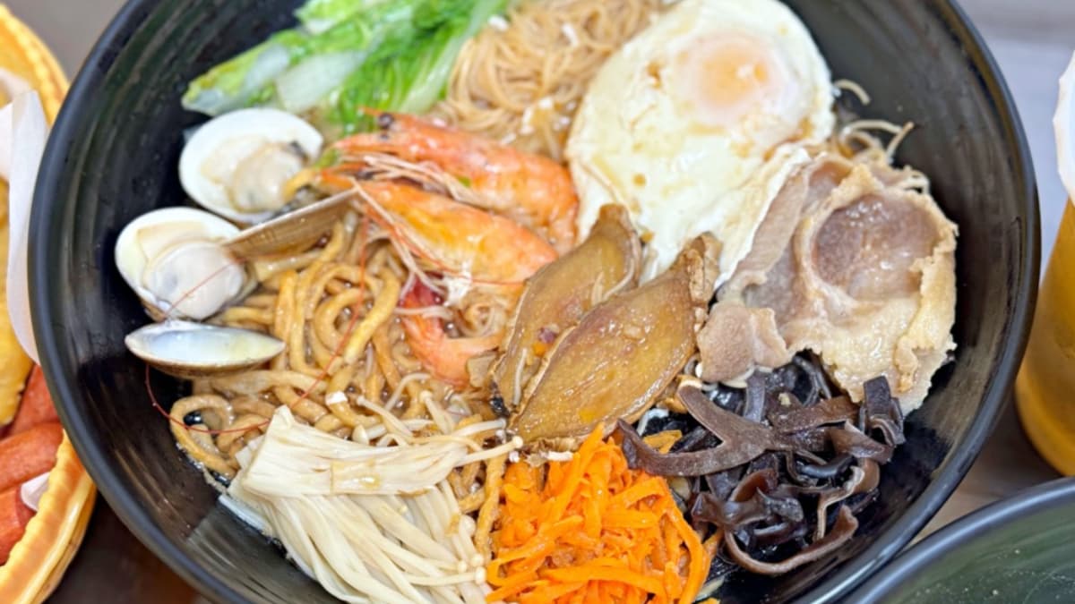 「麻油薑母海鮮意麵」有雞蛋、肉片、鮮蝦、蛤蜊，怕吃不飽還可以加麵！（圖片來源：愛麗絲的吃不停人生）