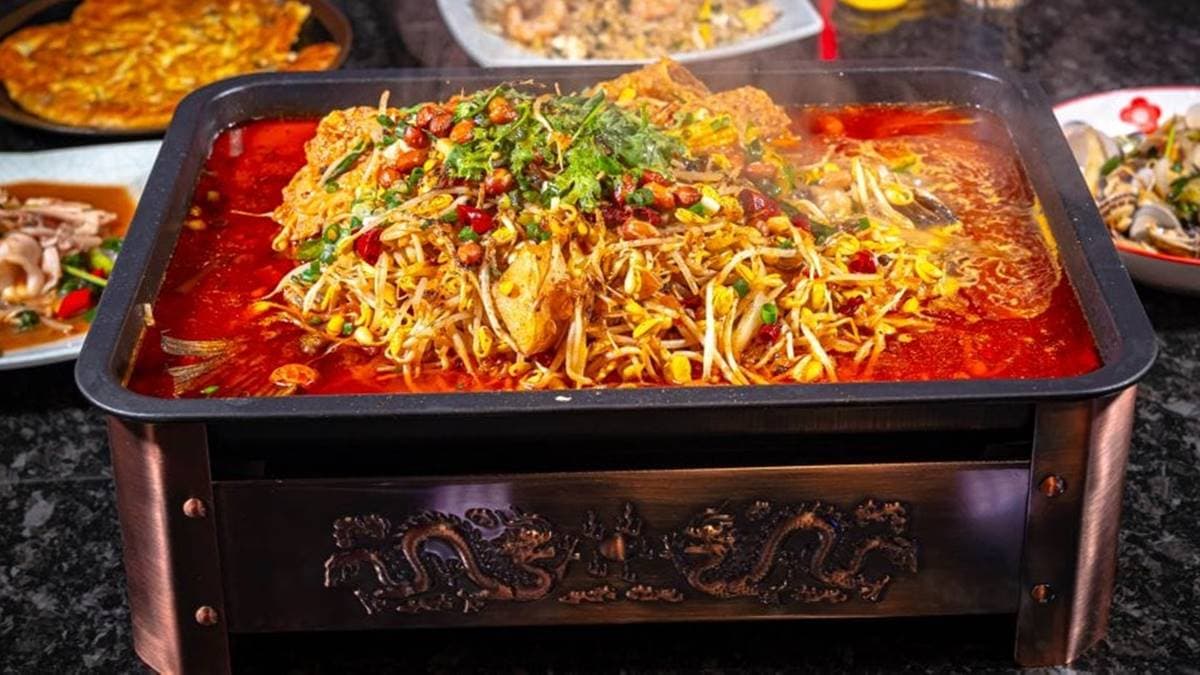 「重慶烤魚」是店內招牌菜之一。（圖片提供：饗食客棧。淘氣猴VS肥獅子的旅食天堂）