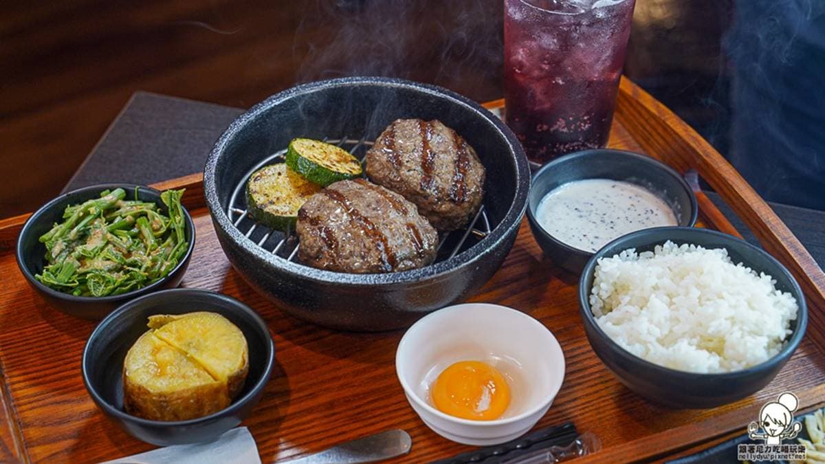 人氣招牌推薦必點「煙燻和牛風味漢堡肉 」。（圖片來源：跟著尼力吃喝玩樂）