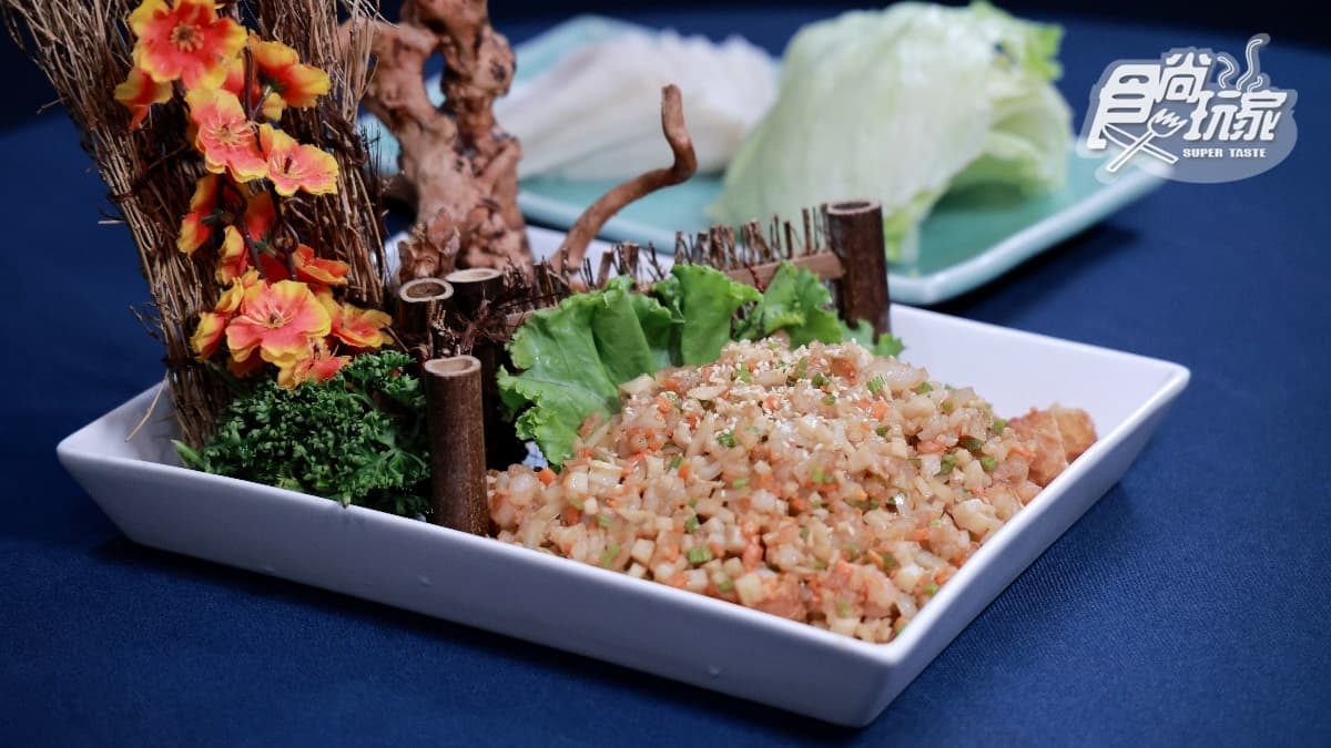 生菜蝦鬆清脆爽甜，是必點料理。