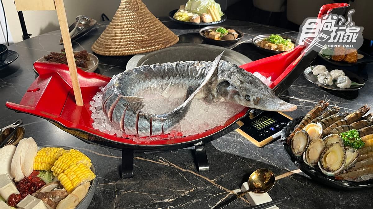 火鍋還有１樣超狂的食材「鱘龍魚」，是以雪山山脈水源的活水養殖，肉質鮮嫩、沒有土腥味。