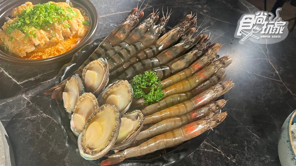 菜單提供多樣化的食材可選擇，尤為推薦虎蝦、白蝦、小鮑魚的綜合海鮮拼盤。