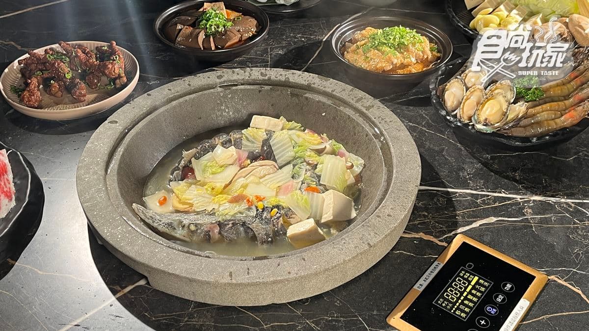 全台唯一的「草帽火鍋」，以草帽蓋在石頭火鍋上，透過蒸汽料理而成。
