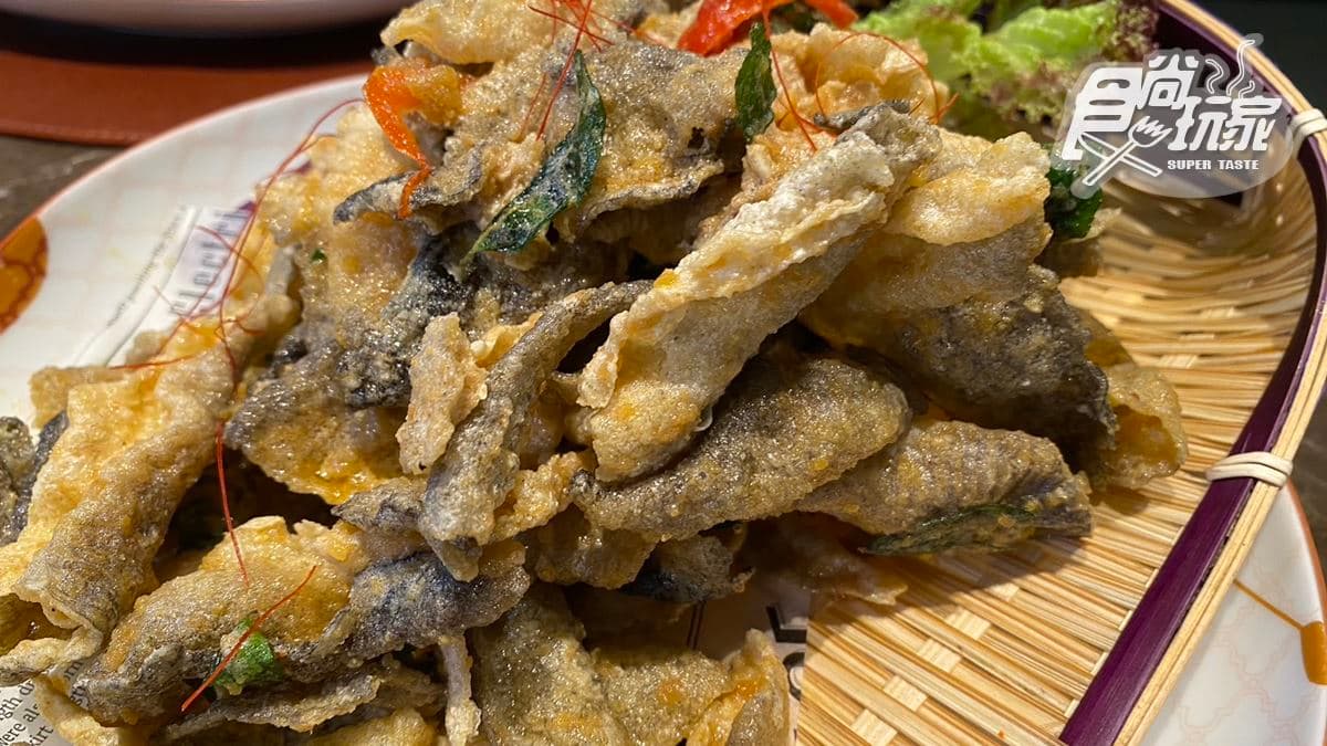 金沙魚皮籃酥脆帶有鹹蛋黃的香濃滋味，超級唰嘴。