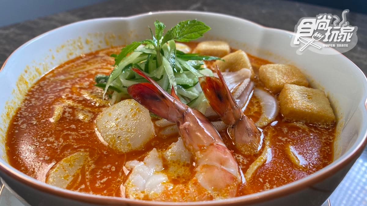叻沙以南薑、香茅、蝦米等香料與蝦醬和椰奶熬製，搭配海鮮，口味偏甜，較溫潤、容易入口。