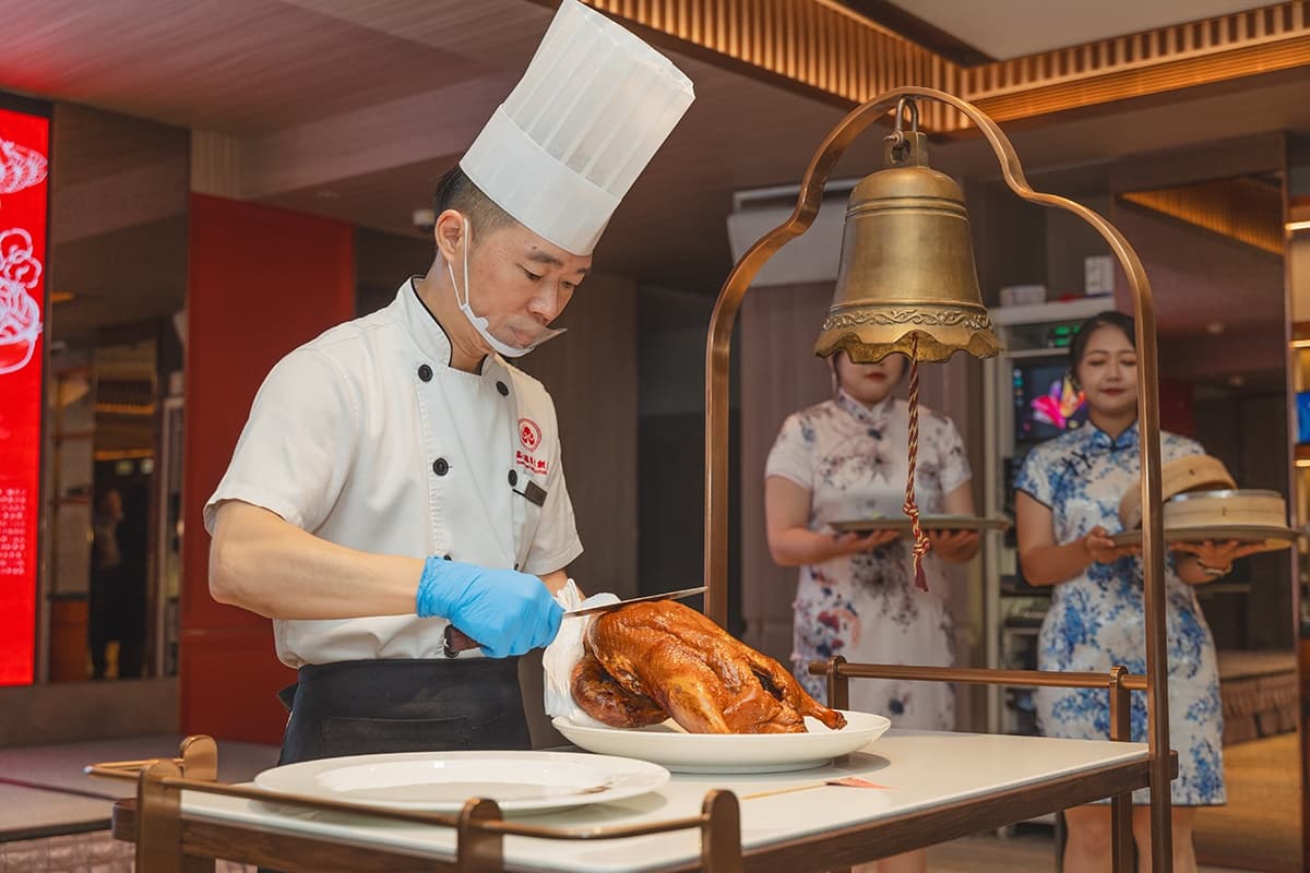 對名字「春夏秋冬」最高整桌5折!高雄福華住房送烤鴨,穿旗袍就送酸菜白肉鍋 對名字「春夏秋冬」最高整桌5折!高雄福華住房送烤鴨,穿旗袍就送酸菜白肉鍋