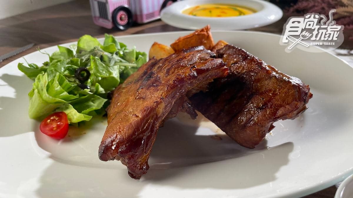 煙燻豬肋排厚實，肉質軟嫩Q彈。