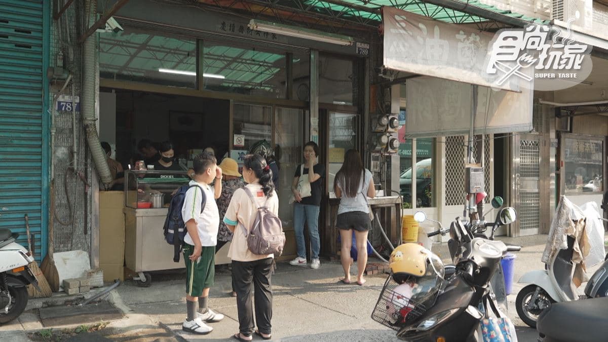 店家門口經常聚集排隊人潮。