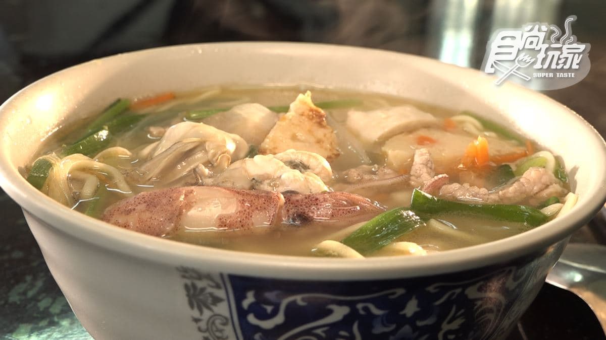 在毛蟹淡季的時候，店家也會賣「什錦湯麵」，裡面吃得到小卷。