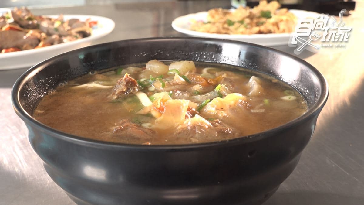 「紅燒半筋半肉麵」的牛筋晶瑩剔透、湯頭清甜。