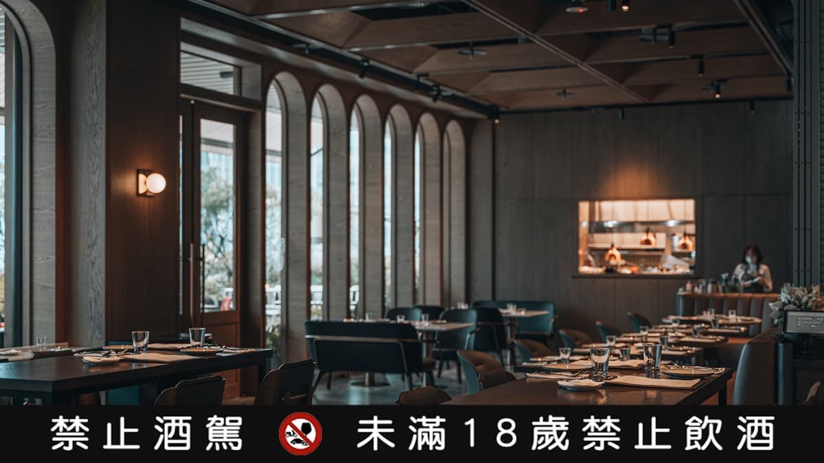 室內優雅內斂，可欣賞露臺天光。（圖片來源：Bar Domani）【禁止酒駕，未成年禁止飲酒】