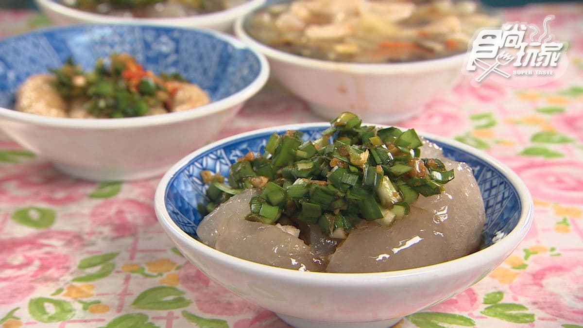 鋪上韭菜不僅更添味，也很誘人。