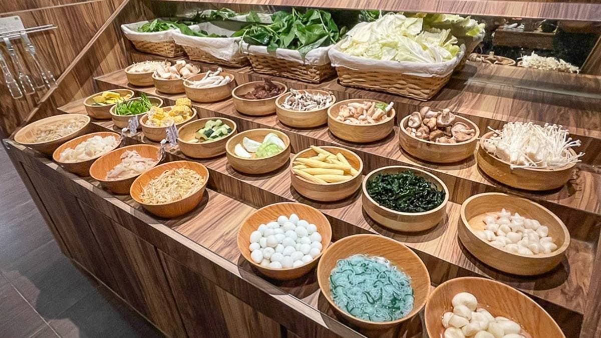 自助吧的蔬菜、火鍋料等食材都很新鮮。（圖片來源：跟著尼力吃喝玩樂）