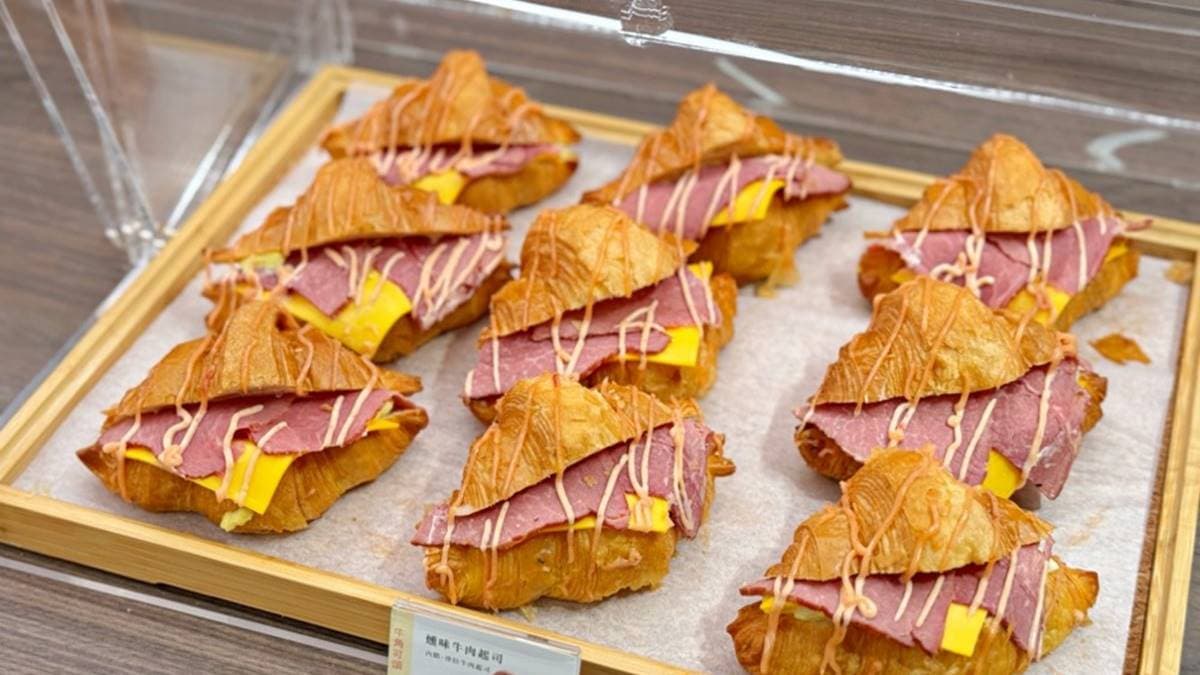 除了蛋奶素的甜口味以外，也有販售鹹口味的可頌。（圖片來源：愛麗絲的吃不停人生）