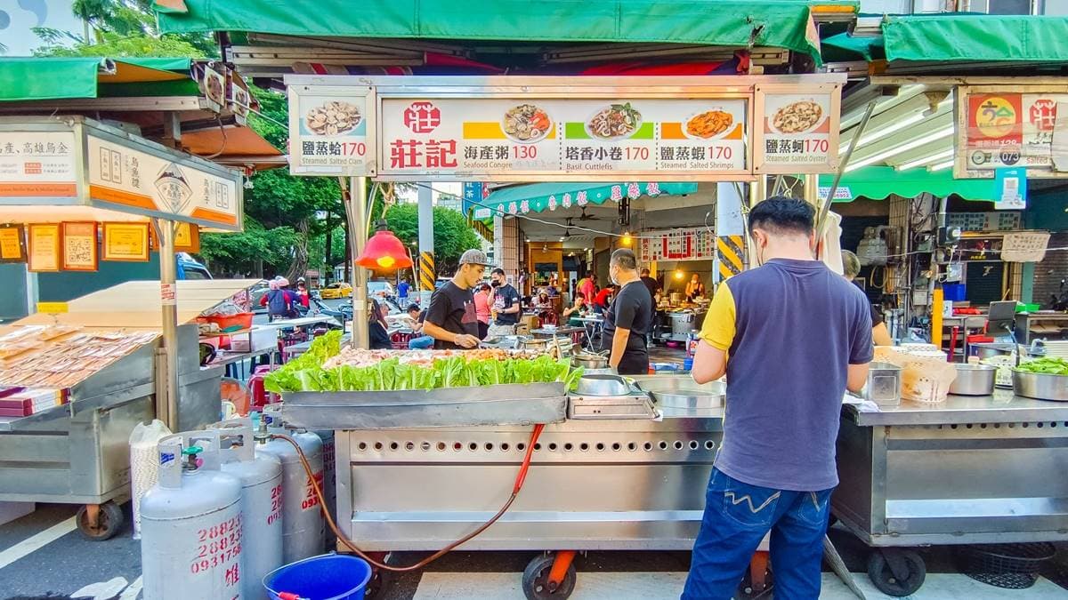 菜單除了海產粥，也有海產熱炒、鹽蒸蝦等料理。（圖片提供：小佳的幻想世界）