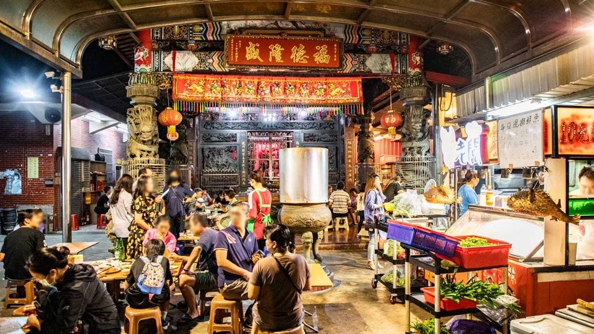 這裡白天是平凡的土地公廟，到了晚上就會變成熱炒店。（圖片來源：大手牽小手。玩樂趣）