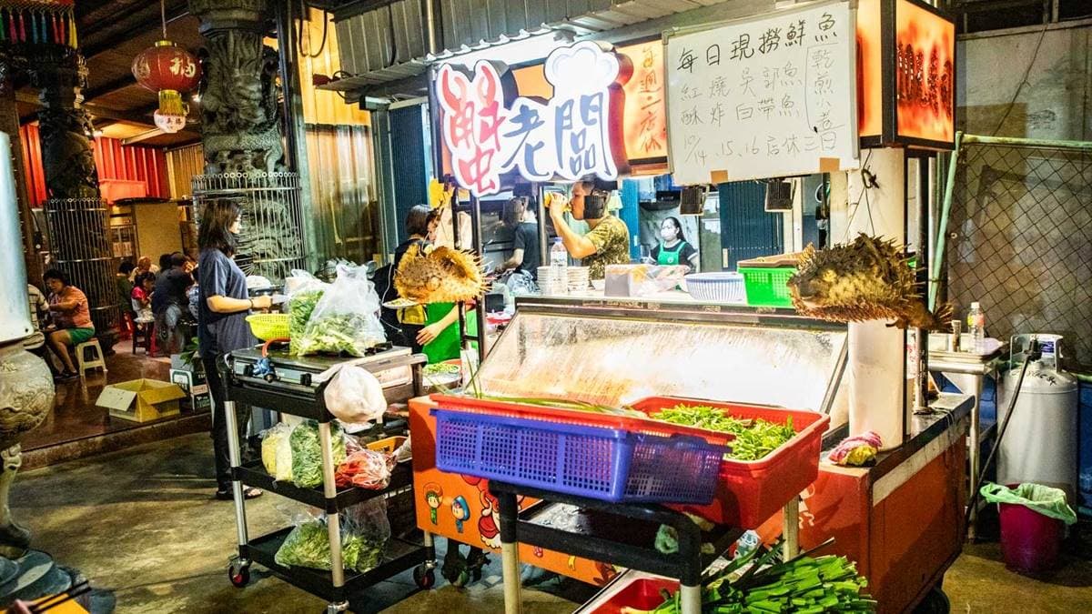 攤車後面是簡單的開放式廚房，提供現炒熱呼呼的美味料理。（圖片來源：大手牽小手。玩樂趣）