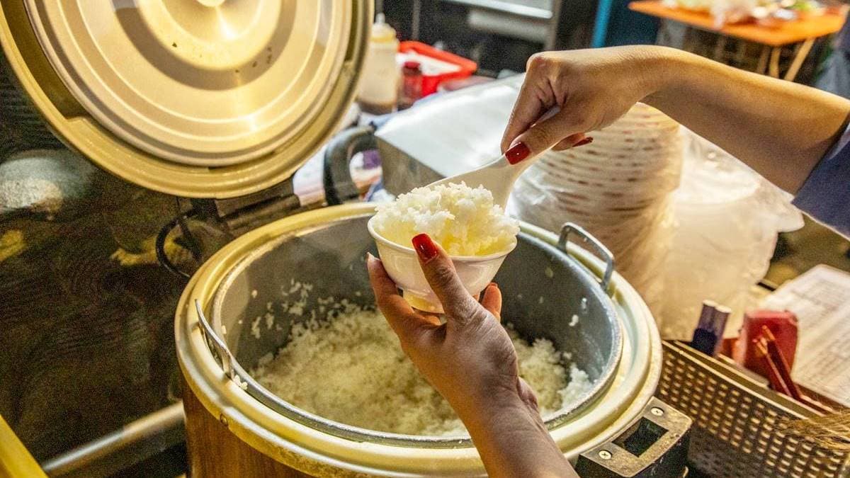 內用提供免費白飯吃到飽，人情味滿滿。（圖片來源：大手牽小手。玩樂趣）