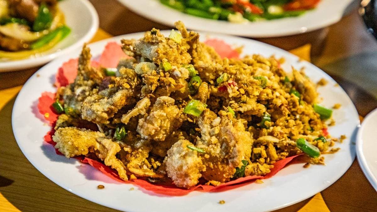 「椒鹽一口蟹」是老饕推薦必點的菜色，CP值高、香酥唰嘴。（圖片來源：大手牽小手。玩樂趣）