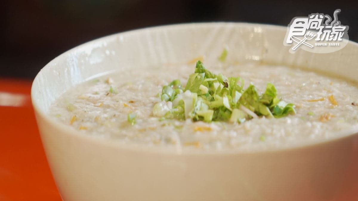 「宜蘭味鹹粥」上有滿滿的蝦米，還有放瓠瓜。